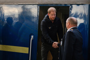 Príncipe Harry encontra-se com oficial ucraniano durante visita surpresa à Ucrânia