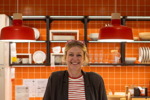 Fredrika Inger, fotografada numa cozinha do IKEA de Matosinhos, conhece cada produto ao detalhe