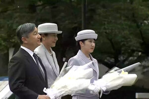 Família real japonesa presta homenagem às vítimas da bomba atómica em Nagasaki