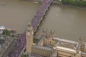 Milhares de pessoas marcham em Londres em protesto organizado pela extrema-direita