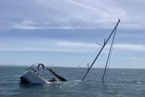 Veleiro afunda-se na Costa da Caparica após ataque de orcas
