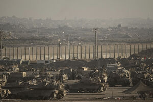 Tanques israelitas posicionados na fronteira com a Cidade de Gaza