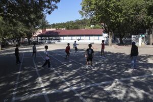 Alunos aguardam vagas escolares em Lisboa; faltas afetam famílias