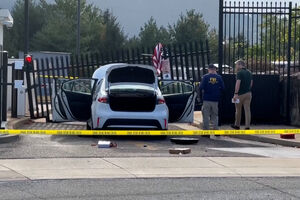 Condutor atira carro contra portão de edifício do FBI em Pittsburgh e deixa para trás bandeira americana 