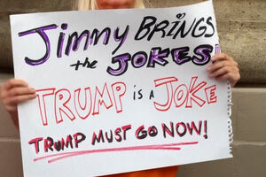 “Jimmy Kimmel fica, Trump sai”: manifestantes protestam contra suspensão do programa do comediante 