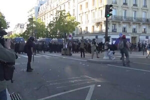 Caos em Paris: protestos contra Macron terminam em confrontos com gás lacrimogéneo