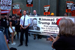 Manifestantes defendem Jimmy Kimmel e protestam em frente à sede da ABC  