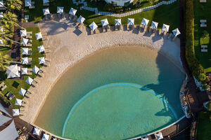 A piscina de areia natural é uma marca icónica do resort