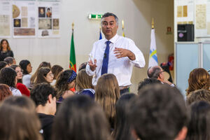 Documento sublinha a importância de "adequar a resposta aos alunos estrangeiros que não dominam a língua portuguesa"