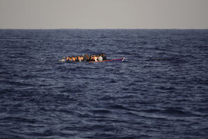Barco com migrantes do Sudão afunda perto da costa da Líbia