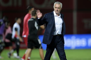 Mourinho estreia-se no Benfica com vitória por 3-0 contra o AVS