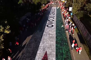 Centenas de bósnios marcharam em homenagem aos mortos Palestinianos com uma bandeira de 94 metros