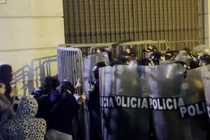 Polícia dispara gás lacrimogéneo contra manifestantes do grupo 'Geração Z' no Peru