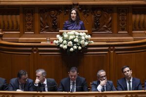 Deputada Filipa Pinto defende multas por insultos no parlamento português