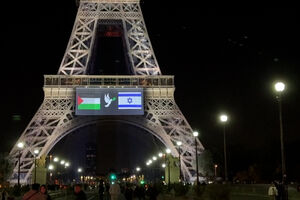 Pomba que representa paz a separar bandeiras de Israel e da Palestina projetada na Torre Eiffel