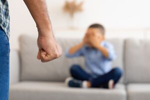 Pai absolvido de violência doméstica contra filho, apesar de perícia médica alertar para perigosidade