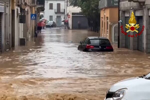 Chuvas torrenciais deixam estradas transformadas em rios no norte de Itália