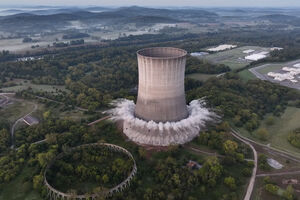 Imagens impressionantes mostram torre de refrigeração nuclear a ser demolida nos EUA  