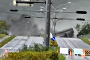 O momento em que ponte colapsa em Taiwan devido às cheias provocadas pelo tufão Ragasa 