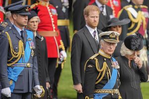 O Rei Carlos sente a falta do filho Harry, mas William mostra-se implacável