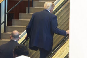 O momento em que Trump é obrigado a subir a pé escadas rolantes paradas na sede da ONU
