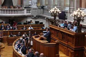 Sessão na Assembleia da República com político a discursar