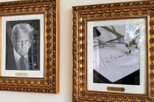 Trump substitui fotografia de Biden por “caneta automática” na galeria de retratos presidenciais 