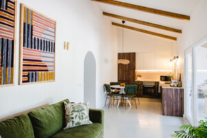 Sala de estar luminosa com cozinha aberta e decoração moderna