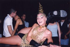 Bailarina numa discoteca de música de dança