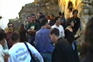 Ravers a caminho de uma festa num castelo