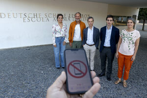 Da esq. para a dta: Ana Monteiro, Nicholas Biagosch, João Dias, Gonçalo Carrilho e Teresa Rutkowski. São dinamizadores do movimento de pais Screens Can Wait, Childhood Can't  (os ecrãs podem esperar, a infância não)