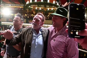 Arnold Schwarzenegger conduz banda numa tenda de cerveja no Oktoberfest de Munique