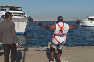 Força impressionante: homem puxa navio apenas com os dentes no Egito
