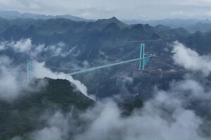 A ponte mais alta do mundo abre oficialmente ao trânsito na província chinesa de Guizhou