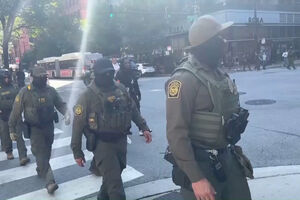 Agentes federais armados patrulham ruas no centro de Chicago 