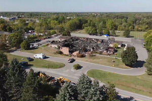 Imagens aéreas mostram destroços de igreja incendiada no Michigan 