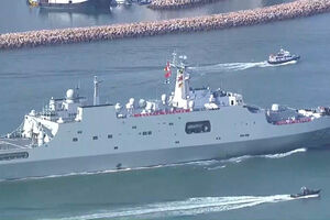 Navios da Marinha Chinesa chegam a Hong Kong para celebrar o Dia Nacional da República Popular da China 