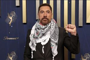 O ator espanhol Javier Bardem, com um lenço palestiniano, nos prémios Emmy. "Estou aqui para denunciar o genocídio em Gaza", disse