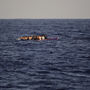 Barco que transportava migrantes afunda na costa da Líbia. Pelo menos 19 pessoas morreram 