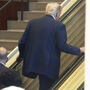 O momento em que Trump é obrigado a subir a pé escadas rolantes paradas na sede da ONU