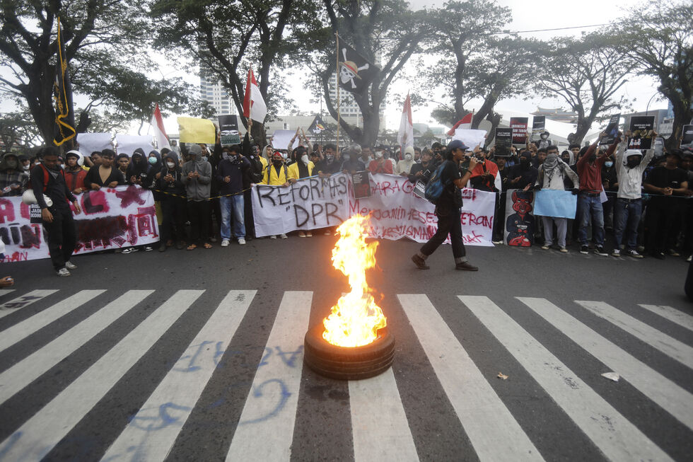 Protestos contra aumento salarial de deputados na Indonésia