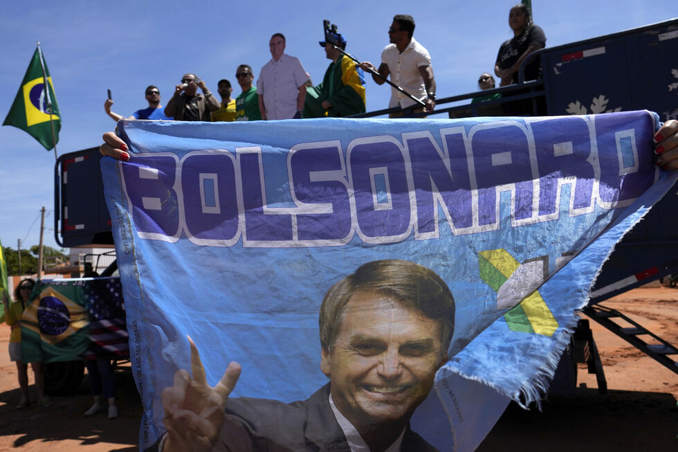 Apoiantes de Bolsonaro com bandeira em julgamento de tentativa de golpe de Estado