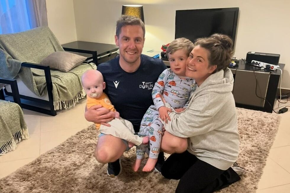 Os pais de Ruairí angariaram fundos para o Hospital de Faro após tratamento do filho