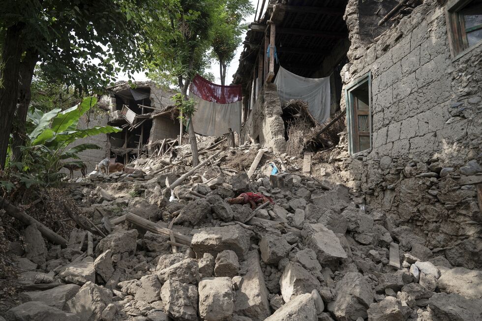 Após o sismo no Afeganistão, casas destruídas e pessoas soterradas