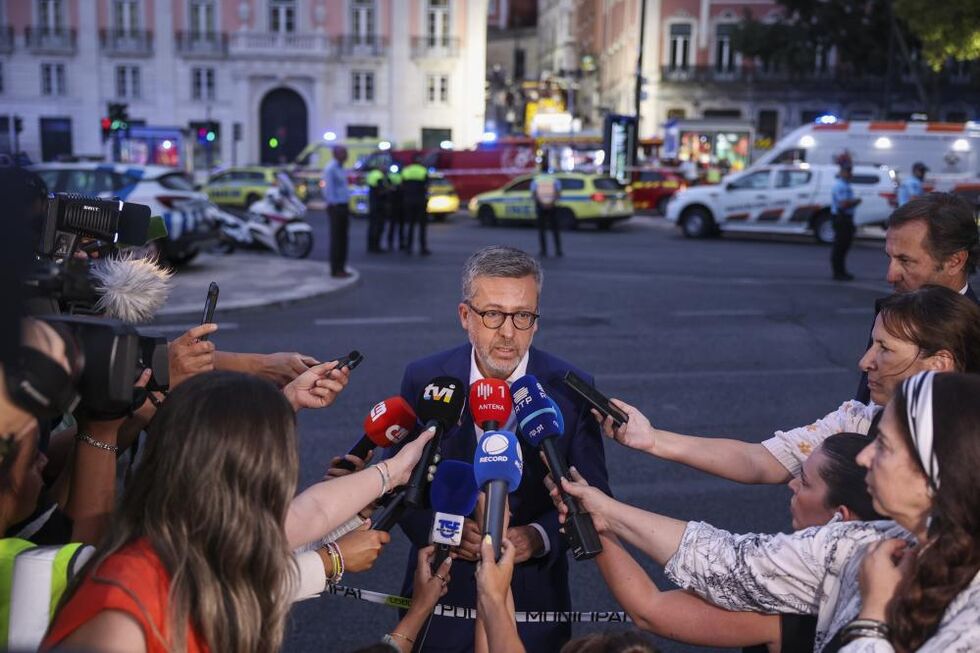 Moedas declara luto em Lisboa e elogia resposta dos bombeiros