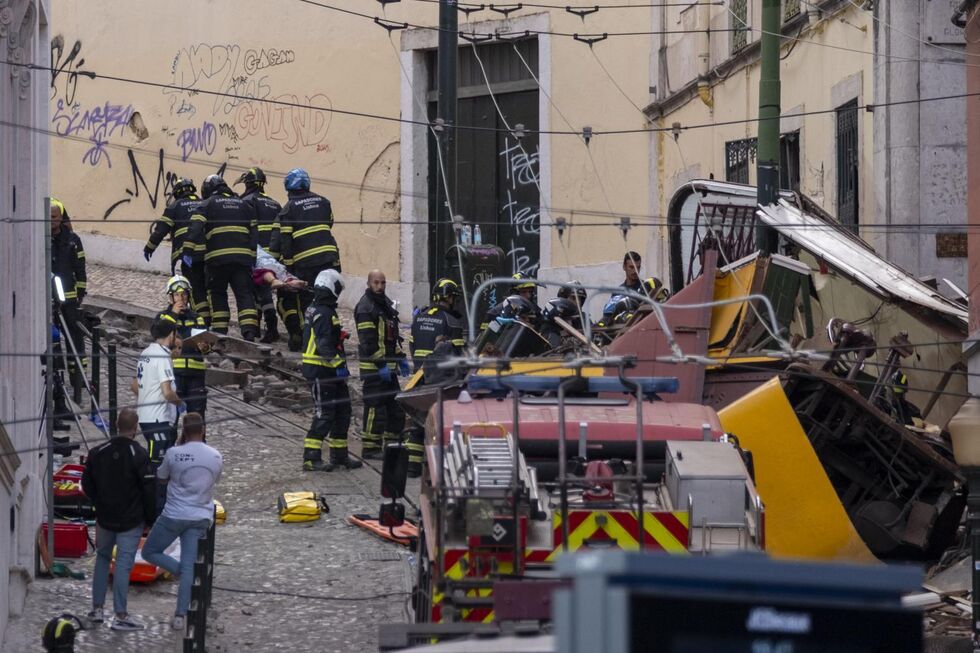 Acidente no elevador da Glória, Lisboa, faz vítimas; bombeiros e equipas de emergência no local