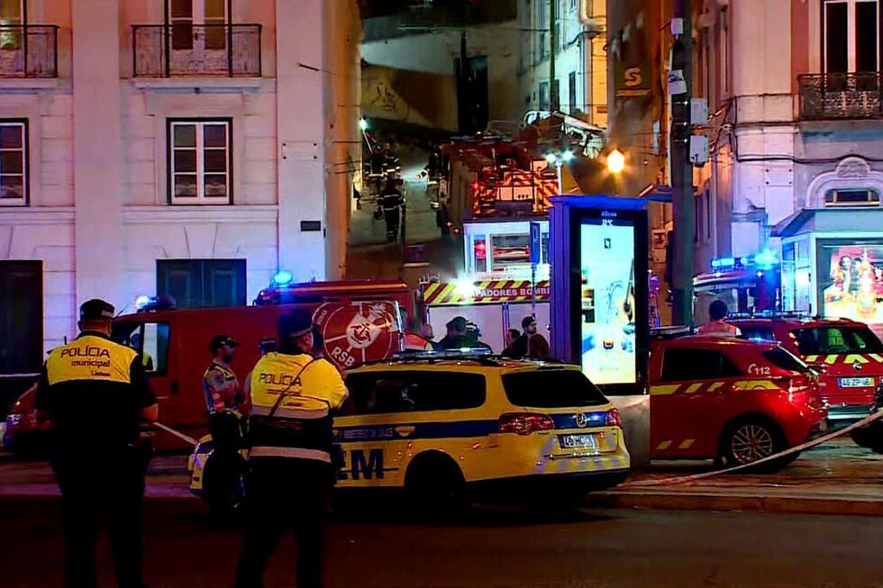 Bombeiros e polícia no acidente do Elevador da Glória, em Lisboa