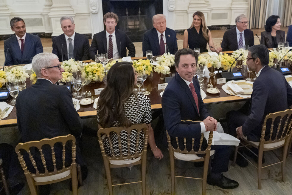 Trump anuncia tarifas sobre semicondutores durante jantar com executivos tecnológicos na Casa Branca