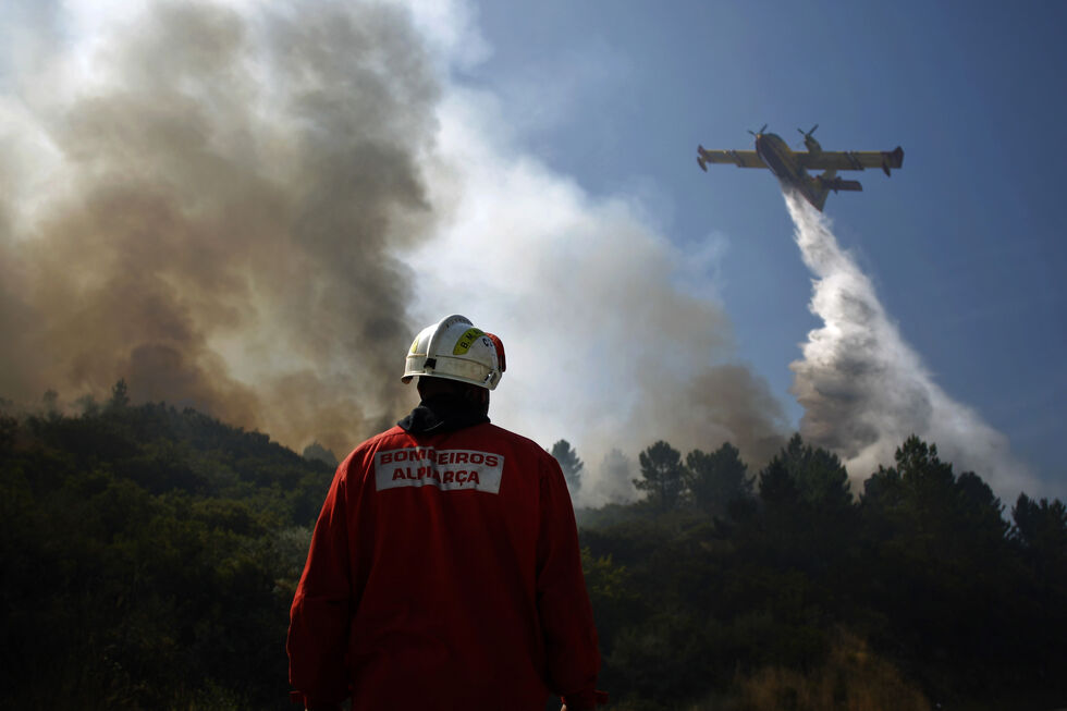 Bombeiros combatem incêndio florestal com apoio aéreo em Portugal