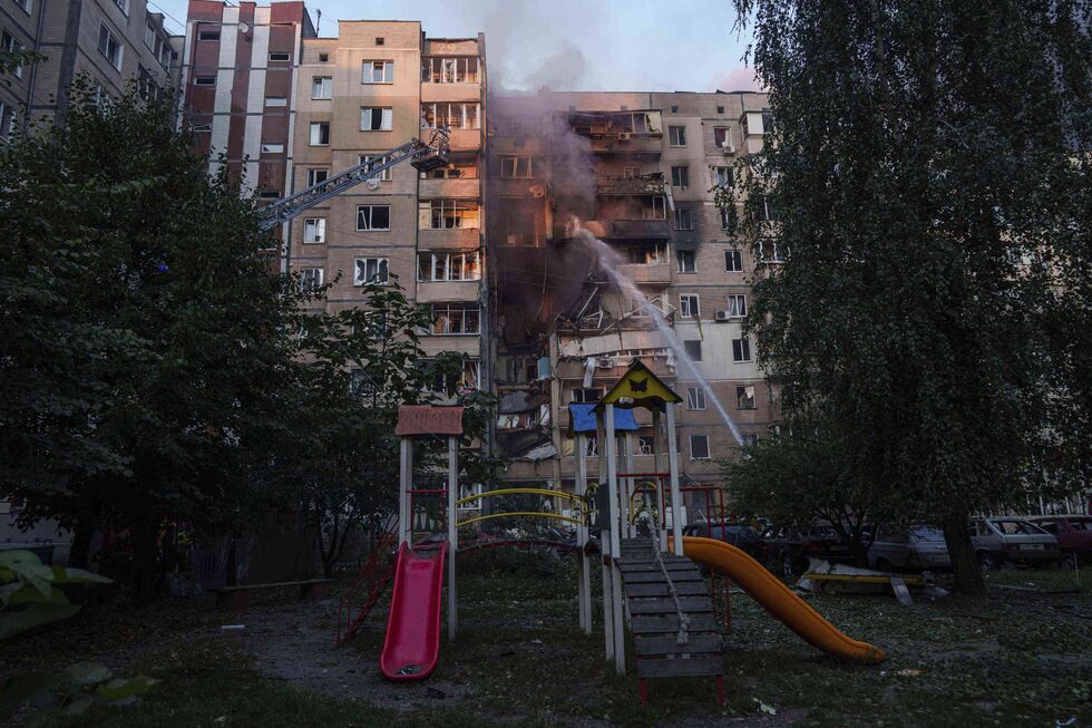 Kiev sob ataque: bombeiros combatem incêndio num edifício danificado